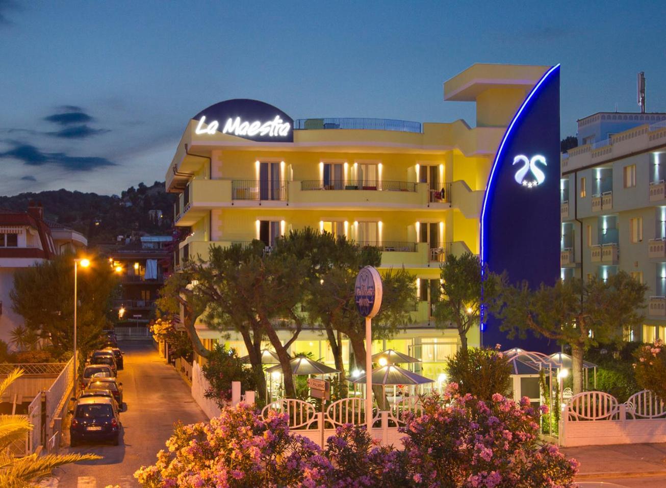 Hotel La Maestra Grottammare Exteriör bild